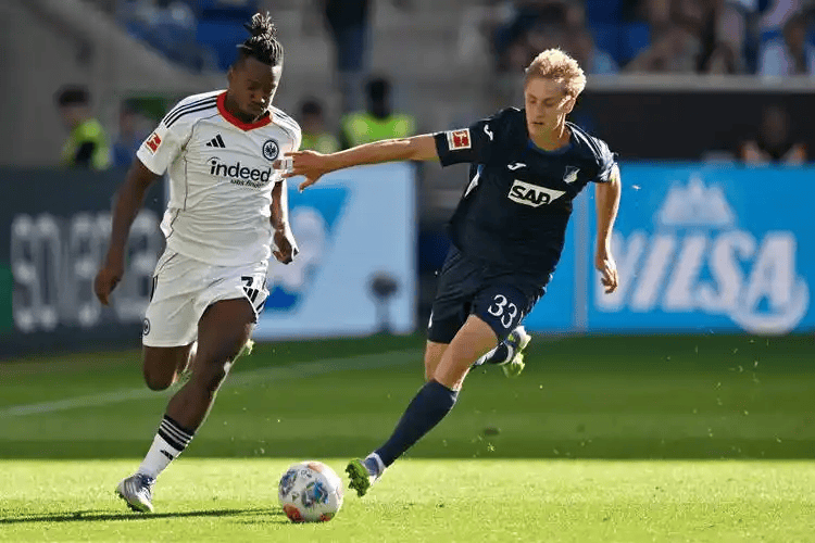 德甲巅峰对决：法兰克福铁血防线VS多特蒙德闪电反击 谁能主宰欧冠资格争夺战？